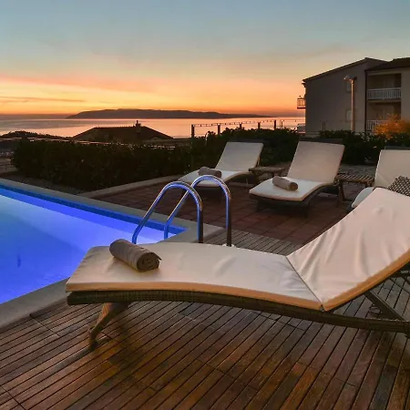 Swanky In With Sauna Jacuzzi And Mountain Views מאקרסקה