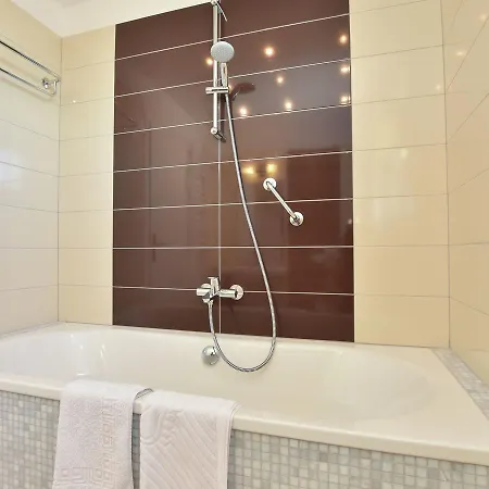 Swanky In With Sauna Jacuzzi And Mountain Views * מאקרסקה